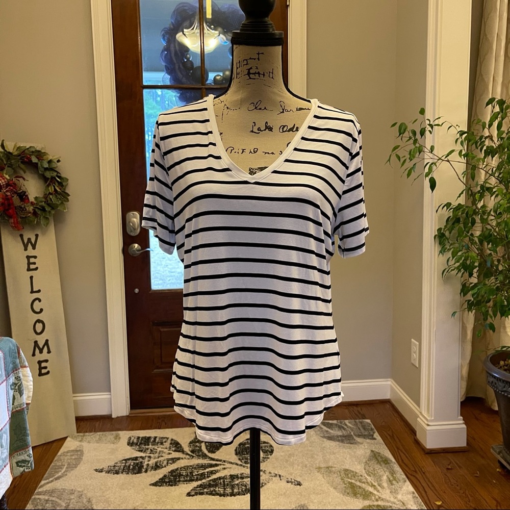 Old Navy V neck top